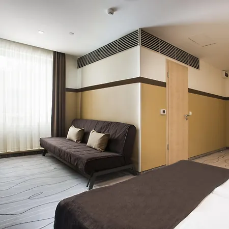 Promenade Hotel